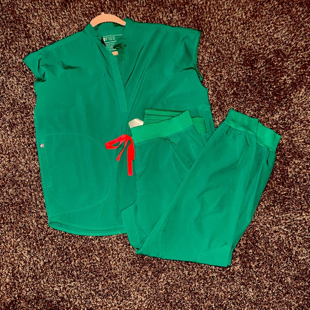 FIGs scrubs bundle- size XS/S scrub sets + 3 salta under scrubs LIKE NEW!